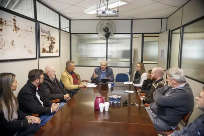 Ricardo Rech / Divulgação A Prefeitura de Caxias do Sul, por meio da Secretaria de Planejamento e Parcerias Estratégicas (Seplan), deu início ao processo de revisão do Plano Diretor de Desenvolvimento Integrado (PDDI), ao reunir na tarde desta terça-feira, 12, a Comissão Organizadora que terá a tarefa de gerenciar e promover o debate com a sociedade e a construção de propostas para alteração e atualização da Lei Complementar nº 589, de 19 de novembro de 2019, que instituiu o PDDI que vigora até os dias atuais.O secretário da Seplan, Marcus Vinicius Caberlon e o seu adjunto, Antonio Feldmann, recepcionaram os representantes das entidades que vão compor a Comissão Organizadora, que são as seguintes: Secretaria de Planejamento e Parcerias Estratégicas, Secretaria do Urbanismo, Secretaria do Meio Ambiente e Sustentabilidade, Secretaria de Trânsito, Transportes e Mobilidade, Samae, Câmara de Vereadores, Câmara de Indústria, Comércio e Serviços (CIC), União das Associações de Bairros (UAB), Ordem dos Advogados do Brasil (OAB), Sindicato da Construção Civil - Sinduscon, Associação dos Engenheiros, Arquitetos, Agrônomos, Químicos e Geólogos (Seaaq) e Conselho Municipal do Plano Diretor (Conseplan).<!-- NICAID(16283786) -->