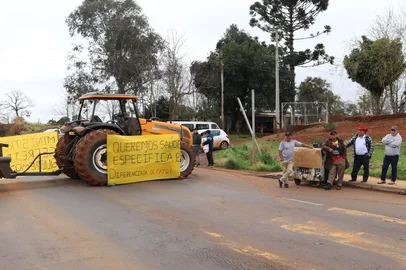 Em protesto, indígenas bloqueiam a RS-324 entre Ronda Alta e Três Palmeiras <!-- NICAID(16094840) -->