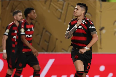 Flamengo's Brazilian forward #07 Luiz Araujo celebrates after scoring his team's second goal during the FIFA Club World Cup 2025 Group D football match between Brazil's CR Flamengo and Tunis' Esperance Sportive de Tunis at the Lincoln Financial Field stadium in Philadelphia on June 16, 2025. (Photo by FRANCK FIFE / AFP)<!-- NICAID(16061373) -->