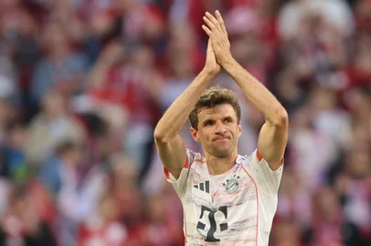Bayern Munich's German forward #25 Thomas Mueller acknowledges the fans as he leaves the pitch during the German first division Bundesliga football match between Bayern Munich and Borussia Moenchengladbach in Munich on May 10, 2025. (Photo by Alexandra BEIER / AFP) / DFL REGULATIONS PROHIBIT ANY USE OF PHOTOGRAPHS AS IMAGE SEQUENCES AND/OR QUASI-VIDEO<!-- NICAID(16034572) -->