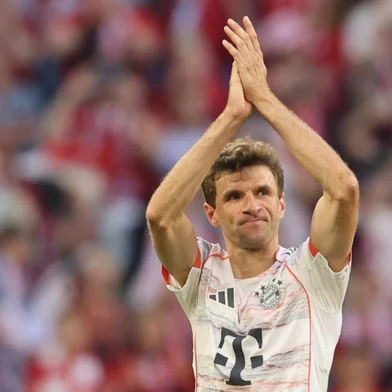 Bayern Munich's German forward #25 Thomas Mueller acknowledges the fans as he leaves the pitch during the German first division Bundesliga football match between Bayern Munich and Borussia Moenchengladbach in Munich on May 10, 2025. (Photo by Alexandra BEIER / AFP) / DFL REGULATIONS PROHIBIT ANY USE OF PHOTOGRAPHS AS IMAGE SEQUENCES AND/OR QUASI-VIDEO<!-- NICAID(16034572) -->