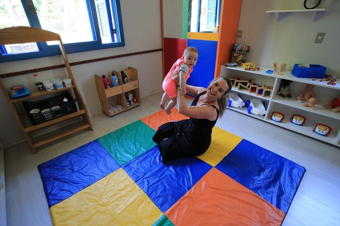 Daiane Both acompanha a filha Sofia, cinco meses, na adaptação na creche, em Dois Irmãos