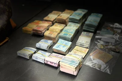 Presa mulher suspeita de desviar R$ 10 milhões de empresa e ostentar com shows privados de artistas nacionais em Canoas<!-- NICAID(15631263) -->