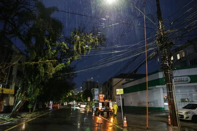 Renan Mattos / Agência RBS Equipe da equatorial na Marcílio Dias com Getúlio.<!-- NICAID(16168542) -->