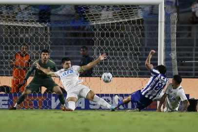 COPA DO BRASIL 2025, CSA X GREMIOAL - COPA DO BRASIL 2025, CSA X GRÊMIO - ESPORTES - AL - MACEIÓ - 30/04/2025 - COPA DO BRASIL 2025, CSA X GRÊMIO - Lance durante a partida entre CSA e Grêmio no Estádio Rei Pelé em Maceió (AL), válida pela Copa do Brasil 2025. 30/04/2025 - Foto: MARLON COSTA/AGIF - AGÊNCIA DE FOTOGRAFIA/AGIF - AGÊNCIA DE FOTOGRAFIA/ESTADÃO CONTEÚDOEditoria: ESPORTESLocal: MACEIÓIndexador: MARLON COSTAFotógrafo: AGIF - AGÊNCIA DE FOTOGRAFIA<!-- NICAID(16028003) -->