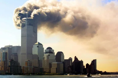 Vista do World Trade Center, em Nova York, após a colisão de dois aviões sequestrados com as torres gêmeas do complexo.ALLSmoke billows out of the top floors of the World Trade Center Towers 11 September 2001 in New York City.  Witnesses say two separate planes flew into the towers, in what is suspected to be a terrorist attack.  AFP PHOTO/HUBERT MICHAEL BOESL #PÁGINA: 7 Fonte: AFP Fotógrafo: HUBERT MICHAEL BOESL<!-- NICAID(785763) -->