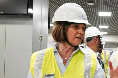 PORTO ALEGRE, RS, BRASIL, 19.09.2024 - Obras na pista do Aeroporto Salgado Filho estarão prontas no dia 23 de setembro, e aeroporto será totalmente reaberto em 21 de outubro. Governador Eduardo Leite foi ao aeroporto e acompanhou as obras com equipe da Fraport.<!-- NICAID(15870813) -->