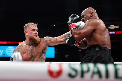 ARLINGTON, TEXAS - NOVEMBER 15: (L-R) Jake Paul and Mike Tyson fight during LIVE On Netflix: Jake Paul vs. Mike Tyson at AT&T Stadium on November 15, 2024 in Arlington, Texas.   Sarah Stier/Getty Images for Netflix © 2024/AFP (Photo by Sarah Stier / GETTY IMAGES NORTH AMERICA / Getty Images via AFP)<!-- NICAID(15915111) -->