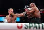 Mike Tyson sente a diferença de idade e perde para Jake Paul diante de 80 mil pessoas