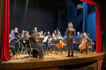Orquestra da Câmara Colaborativa de Passo Fundo<!-- NICAID(15989932) -->