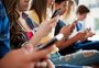 Celular em sala de aula: quais países já proíbem e como isso afeta a aprendizagem