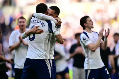 Tottenham Hotspur's players celebrate on the pitch after the English Premier League football match between Tottenham Hotspur and Everton at the Tottenham Hotspur Stadium in London, on May 24, 2026. Tottenham won the game 1-0 and were saved from relegation. (Photo by Ben STANSALL / AFP) / RESTRICTED TO EDITORIAL USE. No use with unauthorized audio, video, data, fixture lists, club/league logos or 'live' services. Online in-match use limited to 120 images. An additional 40 images may be used in extra time. No video emulation. Social media in-match use limited to 120 images. An additional 40 images may be used in extra time. No use in betting publications, games or single club/league/player publications. / <!-- NICAID(16291966) -->