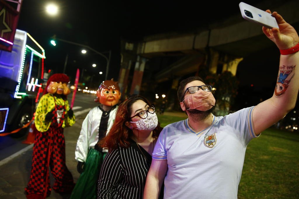 Com Homem-Aranha e Fofão dançarinos, carreta-balada chama atenção