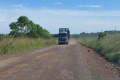 Imagens do trecho sem asfalto entre Passo Fundo e Erechim na Rodovia Transbrasiliana, BR-153<!-- NICAID(15361828) -->