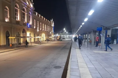 Pessoas relatam sensação de insegurança em paradas e terminais de ônibus no centro de Porto Alegre.<!-- NICAID(16109944) -->