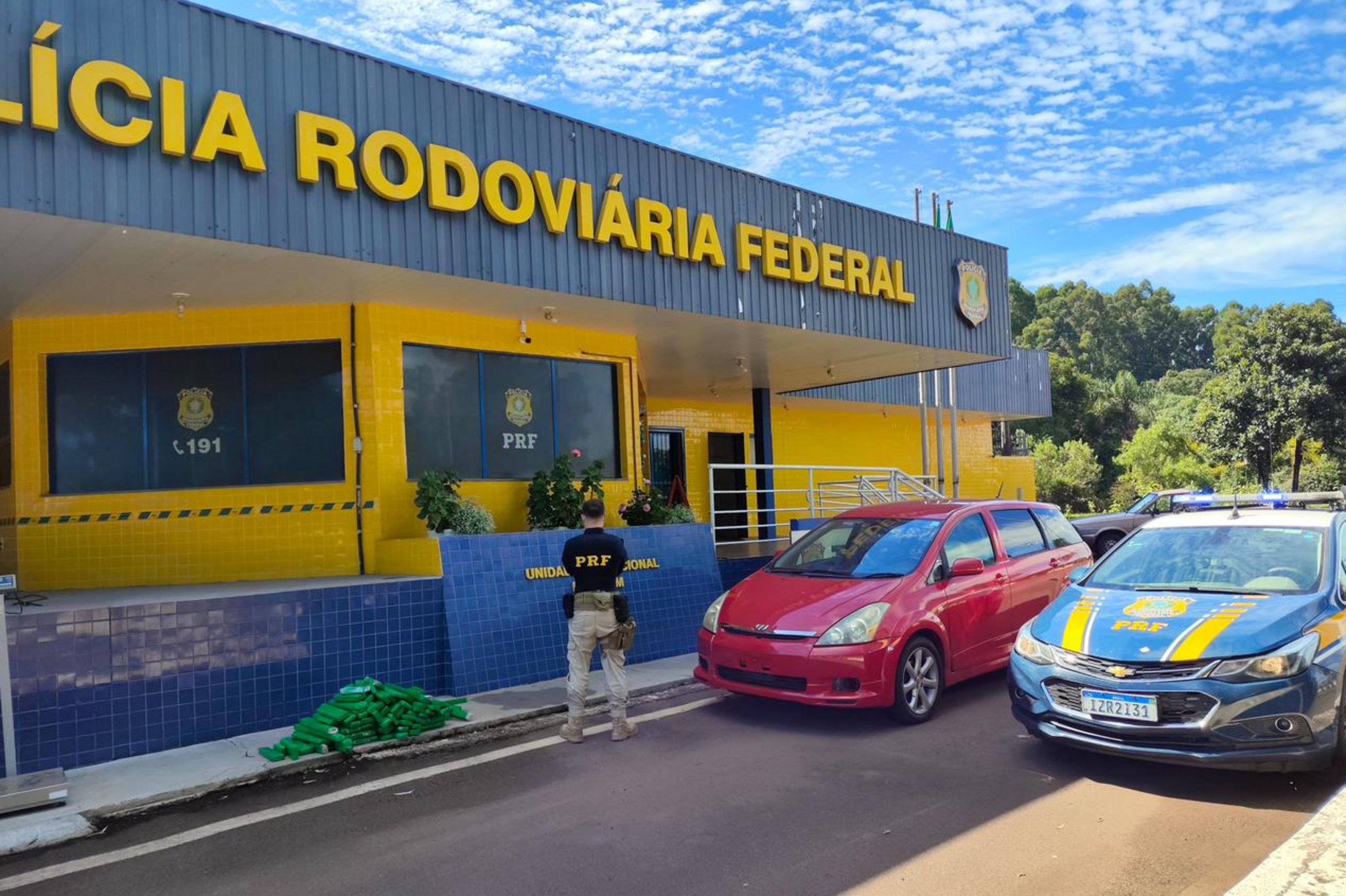 PRF apreende 90 quilos de maconha em ve&iacute;culo com placas do Paraguai na BR-480; veja v&iacute;deo