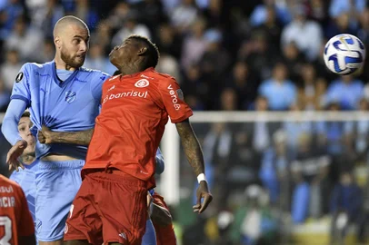 Bolivar's Argentine defender Nicolas Ferreyra (L) and Internacional's defender Vitao jump for a header during the Copa Libertadores quarterfinals first leg football match between Bolivia's Bolivar and Brazil's Internacional, at the Hernando Siles stadium in La Paz on August 22, 2023. (Photo by AIZAR RALDES / AFP)<!-- NICAID(15517591) -->