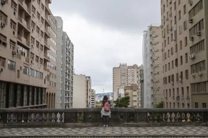 PORTO ALEGRE, RS, BRASIL - Imagens para Matéria Especial na Super Edição de ZH de 20 e 21 de fevereiro de 2021. Os caminhos para a revitalização do Centro de Porto Alegre. Na imagem detalhes de prédios na Rua Duque de Caxias em cima do Viaduto da Borges de Medeiros.Indexador: Jefferson Botega<!-- NICAID(14715663) -->