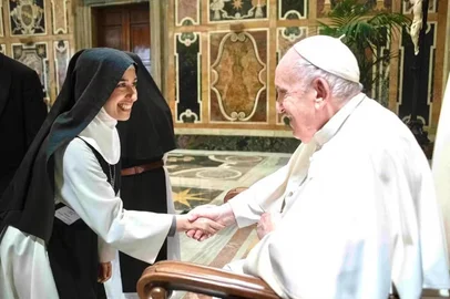 A freira brasileira Aline Pereira Ghammachi em um encontro com o papa Francisco.<!-- NICAID(16035800) -->
