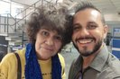 Mônica Pereira, 66 anos, reencontra o filho Milton Araújo, 41 anos, no Rio de Janeiro. Idosa havia desaparecido em Porto Alegre e foi encontrada pela polícia em abrigo. Foto: Polícia Civil / Divulgação<!-- NICAID(15777969) -->