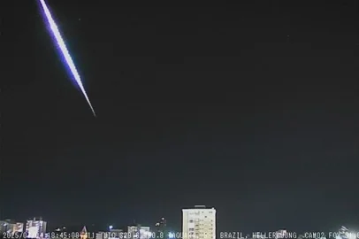 Um meteoro da chuva anual das Perseidas foi registrado no céu do Rio Grande do Sul na madrugada desta terça-feira (12), às 0h14min. O fenômeno foi captado simultaneamente por quatro câmeras do Observatório Heller & Jung, no momento de maior atividade do evento astronômico.<!-- NICAID(16099536) -->
