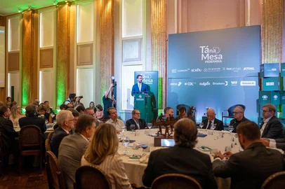 PORTO ALEGRE, RS – 19.03.2025 – O governador Eduardo Leite participou do Tá na Mesa, evento promovido pela Federasul, onde apresentou as estratégias do governo para impulsionar o crescimento econômico do estado. Entre os temas abordados, destacaram-se os investimentos em infraestrutura, segurança, inovação e educação, além das ações do Plano Rio Grande, que busca preparar o estado para desafios futuros e garantir um desenvolvimento sustentável.<!-- NICAID(15998985) -->