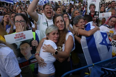 Refens começam a ser libertados<!-- NICAID(16144623) -->