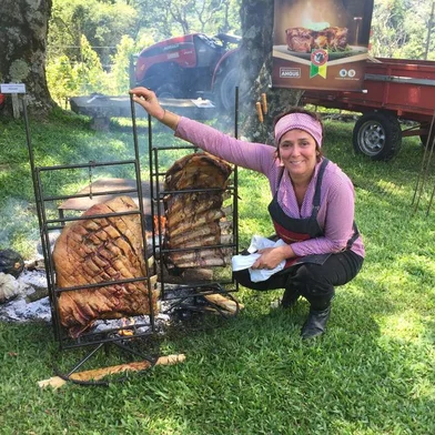Coluna Sara Bodowski 1706 2023 DonnaClarice Chwartzmann, conhecida como A Churrasqueira, estará à frente de um evento especialmente para mulheres que acontece no dia 1 de julho, na Zona Sul de Porto Alegre. A proposta é reunir elas em volta do fogo, em um ambiente rústico e descontraído, na primeira edição do Assado Campeiro D’Elas. <!-- NICAID(15455324) -->