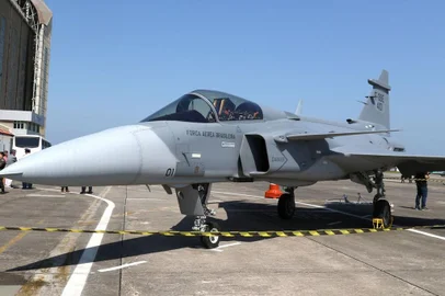 O presidente da República, Luiz Inácio Lula da Silva, chegou na manhã desta terça-feira (9), à fábrica da Embraer em Gavião Peixoto, no interior de São Paulo, para participar da cerimônia de inauguração da linha de montagem dos caças Gripen.<!-- NICAID(15423592) -->