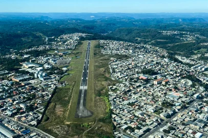 Após mudança na gestão, pista do aeroporto de Caxias passa por primeiras melhorias<!-- NICAID(15450182) -->