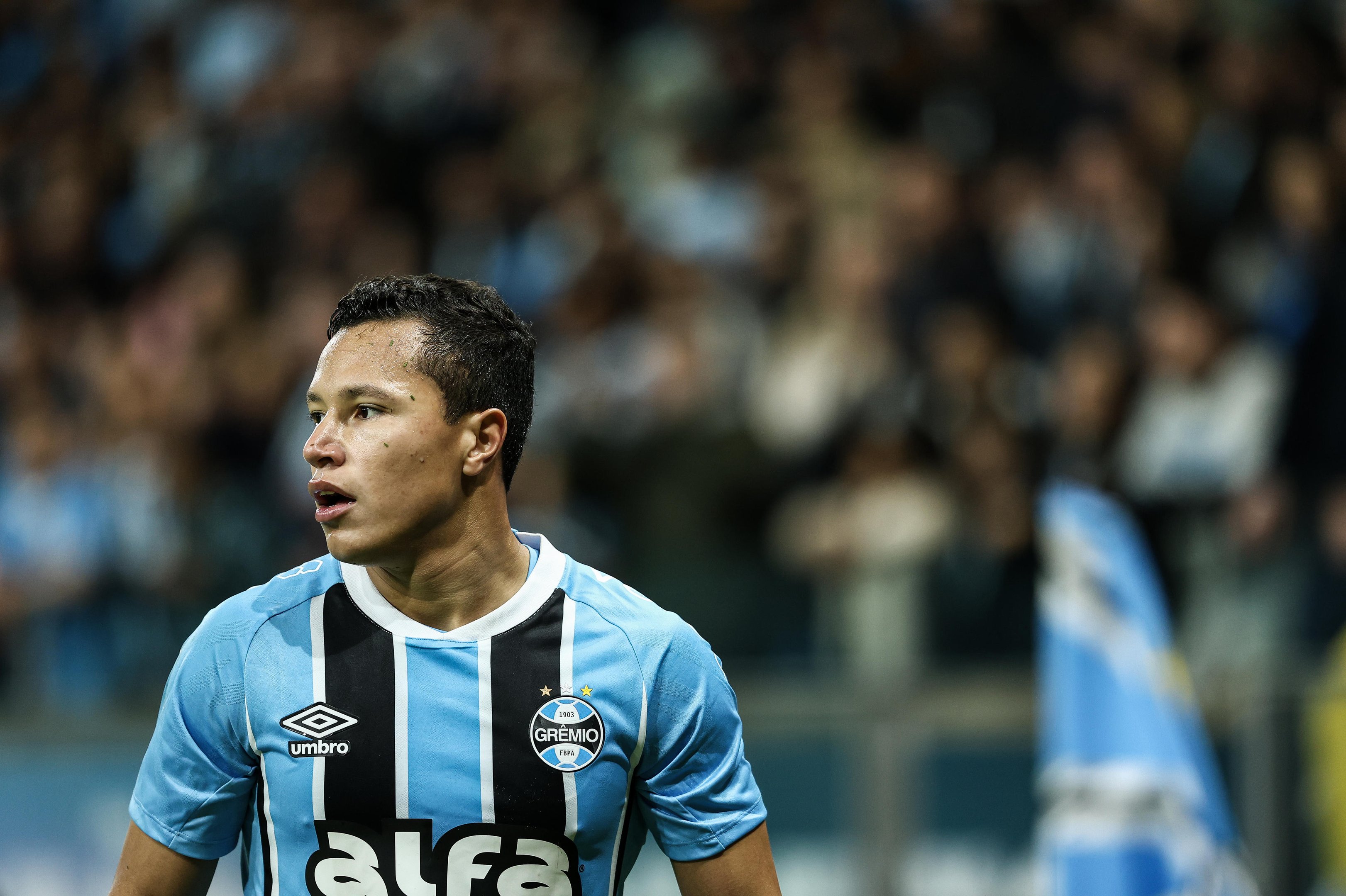 Marlon acompanha jogo do Gr&ecirc;mio pela TV e publica mensagem de agradecimento