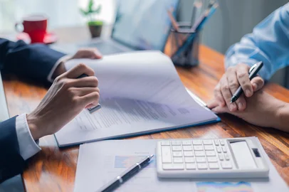 Businesswoman reviewed mortgage document and contract with their client, ensuring loan and credit details were clear, while discussing estate insurance and other finance aspects. finance, credit, pay.Businesswoman reviewed mortgage document and contract with their client, ensuring loan and credit details were clear, while discussing estate insurance and other finance aspects. finance, credit, pay.Fonte: 1037852794<!-- NICAID(16002354) -->