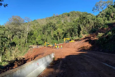 Remoção de barreira da BR-116, em Nova Petrópolis, segue nesta segunda<!-- NICAID(15459932) -->