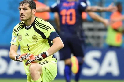 Spain's goalkeeper Iker Casillas (L) reacts after Netherlands' fifth and final goal scored by forward Arjen Robben (not seen) during a Group B football match between Spain and the Netherlands at the Fonte Nova Arena in Salvador during the 2014 FIFA World Cup on June 13, 2014.  AFP PHOTO / JAVIER SORIANO