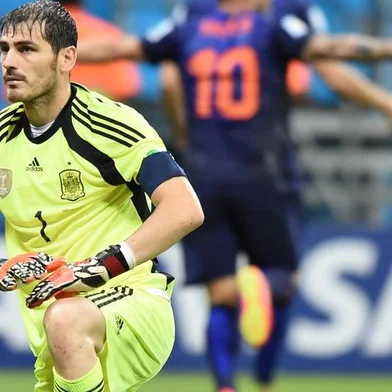 Spain's goalkeeper Iker Casillas (L) reacts after Netherlands' fifth and final goal scored by forward Arjen Robben (not seen) during a Group B football match between Spain and the Netherlands at the Fonte Nova Arena in Salvador during the 2014 FIFA World Cup on June 13, 2014.  AFP PHOTO / JAVIER SORIANO