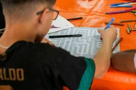 CAXIAS DO SUL, RS, BRASIL, 26/03/2026. Cursos gratuitos destinados a jovens e crianças na Periferia. Na foto, oficinas de artes e inclusão do Centro Cultural Vielas. (Neimar De Cesero/Agência RBS)Indexador: Neimar De Cesero<!-- NICAID(16252787) -->