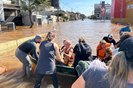Tibúrcio Barbosa  (de colete e camiseta amarela), 58 anos, resgatou os animais de uma vizinha que mora no mesmo condominio, alagado pela enchente, no bairro Humaitá na zona norte de porto alegre<!-- NICAID(15758457) -->