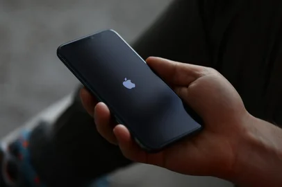 Male hand hold Apple iphone proIphone. Foto: H_Ko / stock.adobe.comFonte: 309035736<!-- NICAID(15117360) -->