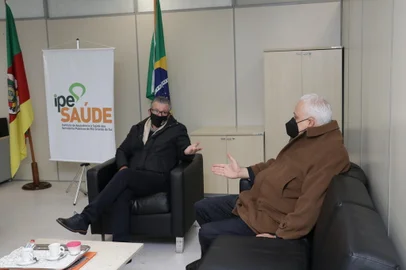O presidente da OAB/RS, Ricardo Breier, reuniu-se, na manhã desta terça-feira (29), com o presidente do IPE Saúde, Júlio César Ruivo, no prédio do IPERGS, para abordar os próximos passos para elaborar o processo de adesão da advocacia gaúcha ao plano de saúde. Está marcada para segunda-feira (5), às 18h30min, o ato de assinatura do convênio entre OAB/RS e IPE-Saúde.<!-- NICAID(14821017) -->