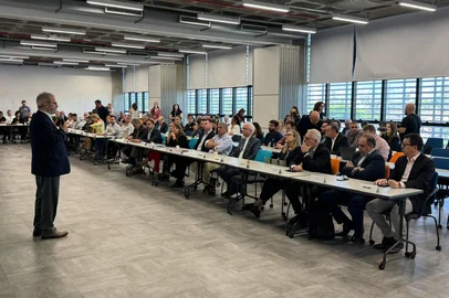 PORTO ALEGRE, RS, BRASIL - 27/11/2025 - O Pacto Alegre apresentou, nesta quinta-feira (27), o balanço do ciclo atual de projetos e as novas iniciativas para os próximos anos. A 11ª edição da Mesa do Pacto Alegre reuniu cerca de 100 representantes de universidades, empresas, governo e sociedade civil (Foto: Milena Domingues/Comunica Mais Assessoria)<!-- NICAID(16175595) -->