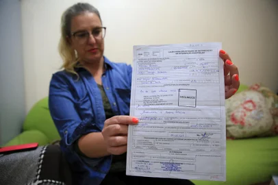 CAXIAS DO SUL, RS, BRASIL, 30/04/2021 - Cirurgias eletivas seguem suspensas em todo o Estado, enquanto isso, pacientes aguardam na fila de espera que é de 5.346 pessoas em Caxias do Sul. NAS FOTOS: Melissa Castanho, 43 anos.  (Marcelo Casagrande/Agência/RBS)<!-- NICAID(14770813) -->