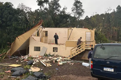 Erval Grande decreta situação de emergência após tornado que destelhou casas e deixou desalojados<!-- NICAID(16034717) -->