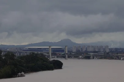 PORTO ALEGRE, RS, BRASIL, 30-06-2025: Nível do Guaíba segue acima da cota de alerta, mas em estabilidade desde o fim da noite de domingo (29), em Porto Alegre. De acordo com a Climatempo, após a instabilidade no fim de semana, a segunda-feira (30) deve marcar o começo da mudança no clima. Foto: Mateus Bruxel/Agência RBSIndexador: MATEUS BRUXEL<!-- NICAID(16070132) -->