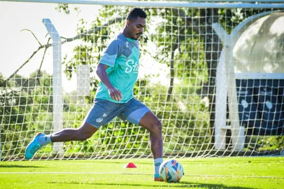 Volante Caique Gonçalves durante treinamento do Juventude, no CT Alviverde, em preparação para o duelo com o Inter, pelo confronto de volta das semifinais do Gauchão 2024.<!-- NICAID(15714542) -->