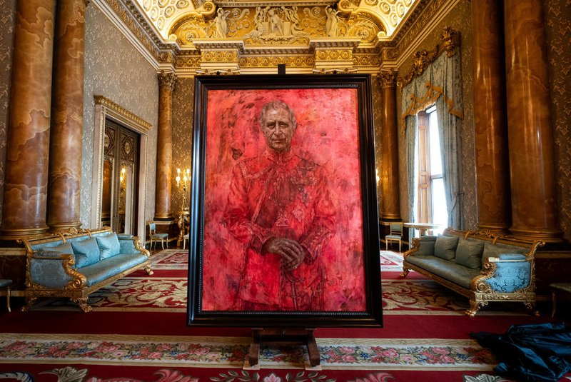 An official portrait of King Charles III, painted by artist Jonathan Yeo, is pictured during its unveiling, in the Blue Drawing Room at Buckingham Palace in London on May 14, 2024. The official portrait was commissioned in 2020 to celebrate the then Prince of Wales's 50 years as a member of The Drapers' Company in 2022. Artist Jonathan Yeo had four sittings with the King Charles III, beginning when he was Prince of Wales in June 2021 at Highgrove, and later at Clarence House. The last sitting took place in November 2023 at Clarence House. Yeo also worked from drawings and photography he took, allowing him to work on the portrait in his London studio between sittings. The canvas size - approximately 8.5 by 6.5 feet when framed - was carefully considered to fit within the architecture of Drapers' Hall and the context of the paintings it will eventually hang alongside. (Photo by Aaron Chown / POOL / AFP) / RESTRICTED TO EDITORIAL USE - MANDATORY MENTION OF THE ARTIST UPON PUBLICATION - TO ILLUSTRATE THE EVENT AS SPECIFIED IN THE CAPTIONEditoria: ACELocal: LondonIndexador: AARON CHOWNSecao: paintingFonte: POOLFotógrafo: STR<!-- NICAID(15764250) -->