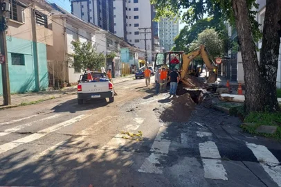 O Serviço Autônomo Municipal de Água e Esgoto (Samae) informa o rompimento de uma rede adutora na Rua Antônio Prado esquina com a Rua Garibaldi. O abastecimento de água está interrompido na região enquanto realizam o conserto. O trânsito na Rua Antônio Prado está totalmente bloqueado. <!-- NICAID(15942473) -->