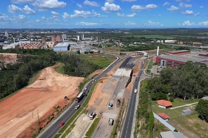 Viaduto e passagem de nível estão sendo construídos na RS-118 com a RS-030 em Gravataí
