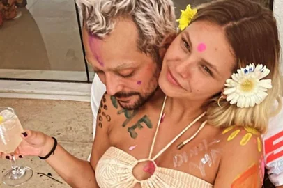 Eduardo Sterblitch e Louise D'Tuani fazem chá de bebê e revelam nome do primeiro filho<!-- NICAID(15342396) -->