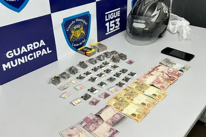 Motociclista tenta fugir de blitz e é preso com drogas em Caxias do Sul.<!-- NICAID(16000327) -->