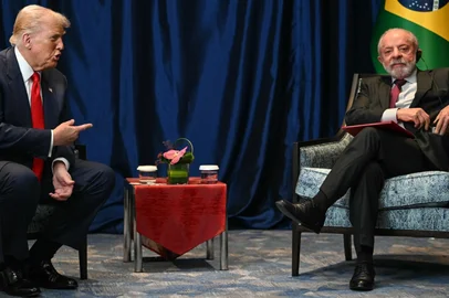 US President Donald Trump (L) talks to Brazil's President Luiz Inacio Lula da Silva during a bilateral meeting on the sidelines of the 47th Association of Southeast Asian Nations (ASEAN) Summit in Kuala Lumpur on October 26, 2025. (Photo by ANDREW CABALLERO-REYNOLDS / AFP)<!-- NICAID(16154135) -->